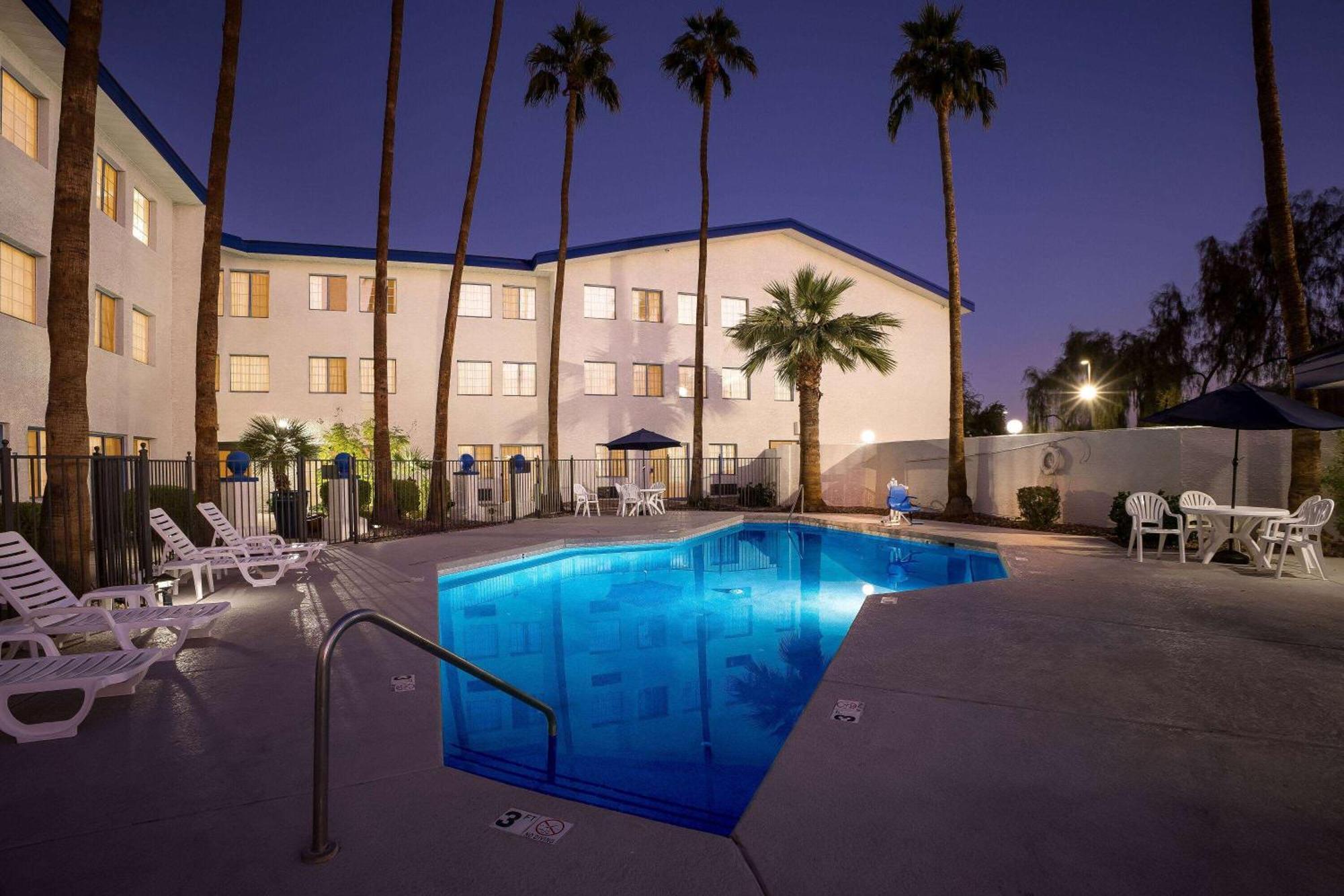 Days Inn & Suites By Wyndham Mesa Near Phoenix Exterior foto